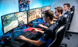 CSGO创意工坊训练地图场景，显示玩家正在练习预瞄点和急停射击技巧