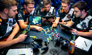 CSGO职业选手正在进行战术讨论，展示团队配合和战术制定过程